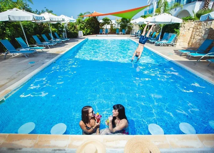 Latchi Escape And 4* ネオ・チョリオ