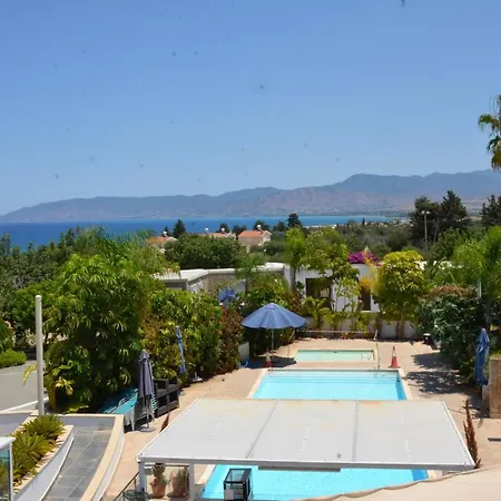 Latchi Escape And נאו חוריו