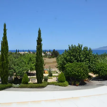 Latchi Escape And מלון 4*