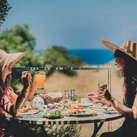 מלון Latchi Escape And 4*