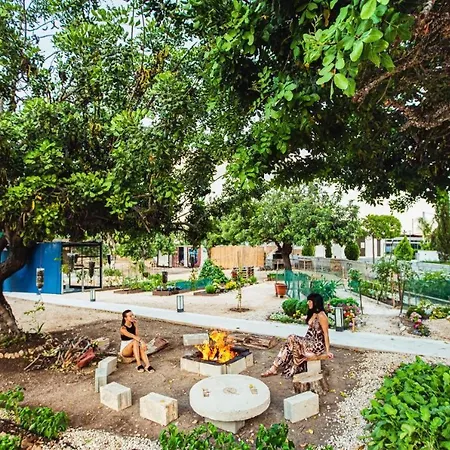 Latchi Escape And נאו חוריו