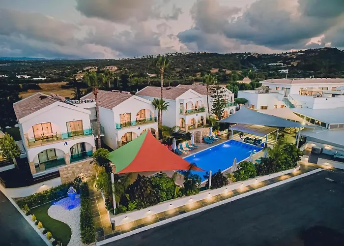 Hotell Latchi Escape And