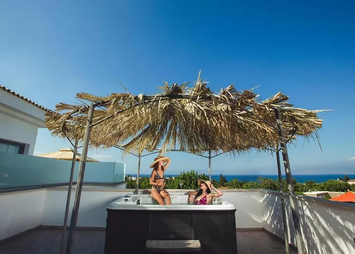 Hotell Latchi Escape And