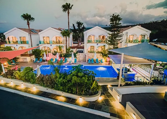 Hotell Latchi Escape And 4*