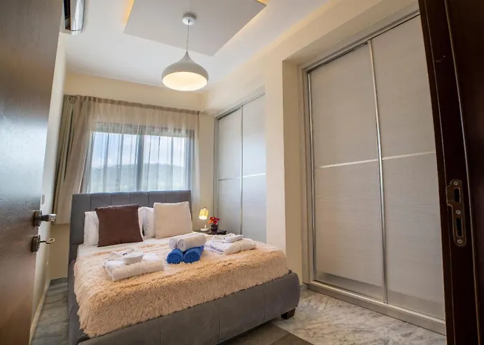 Hotell Latchi Escape And